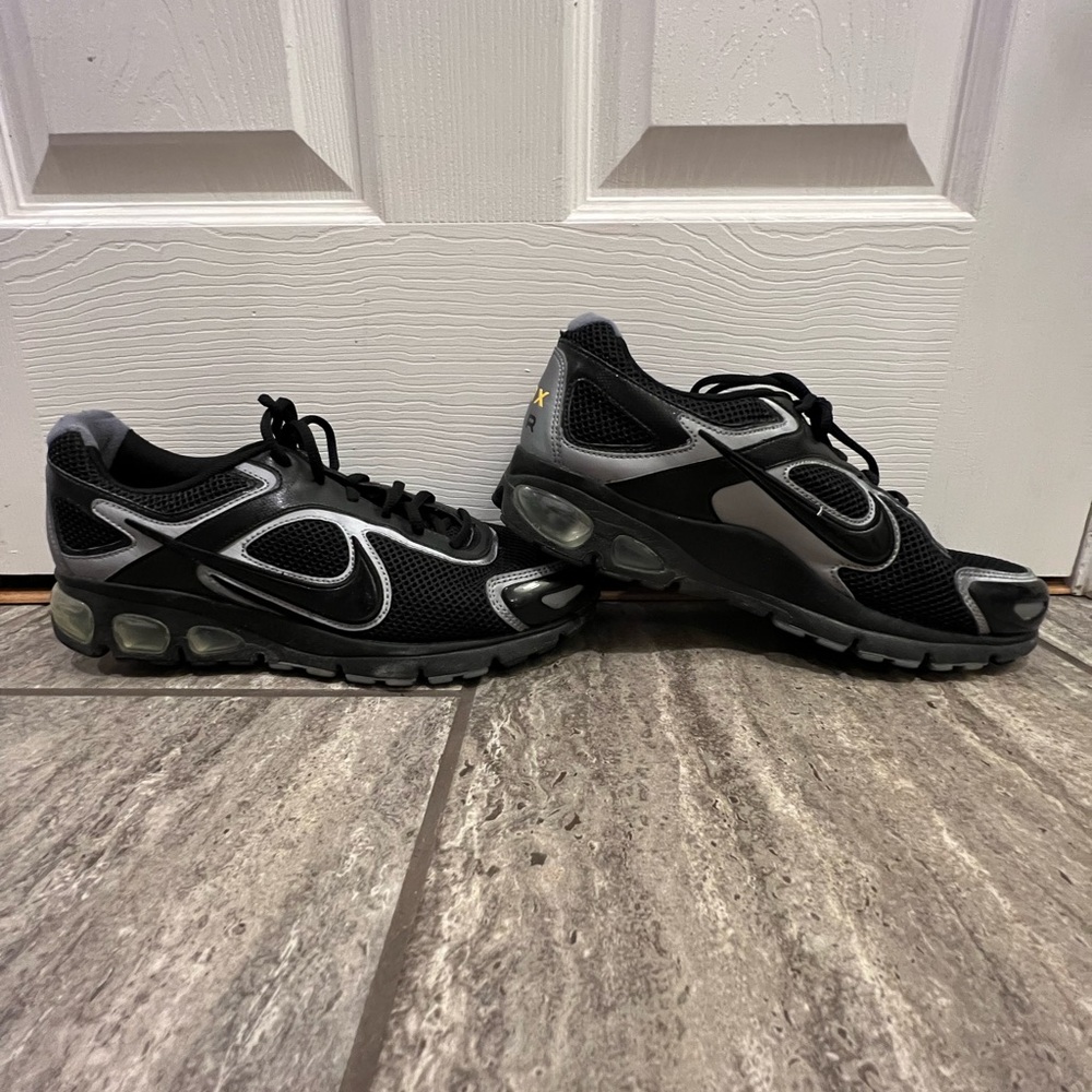 Nike air Max live strong sneakers or tennis shoes